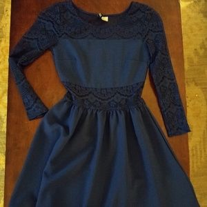 Lacy sleeved A-line dress